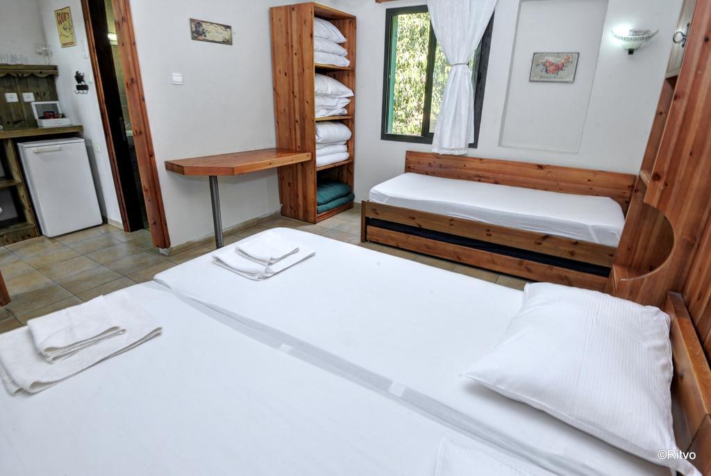 Amiad Joseph Well Country Inn Bilik gambar